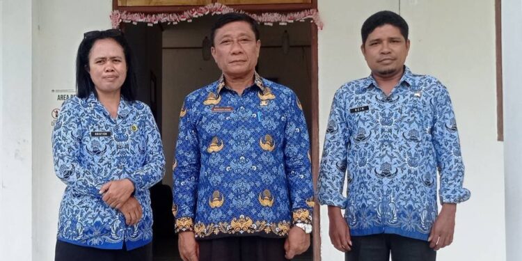 Kepala Dinas Lingkungan Hidup (DLH) Kabupaten Kepulauan Talaud, Merdison Sasae, S.IP., MM bersama kepala bidang dan kepala seksi.