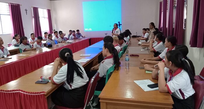 Peserta LKDS di SMK Kristen 2 Tomohon menerima materi Jurnalistik. (foto: JPS)