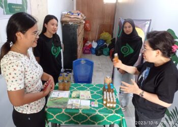 Foto: PJ. Bupati Sangihe, dr. Rinny Tamuntuan melihat produk-produk Bank Sampah Green Corner LKP. Sangihe Learning Center. (Dok. Rendy/Barta1)