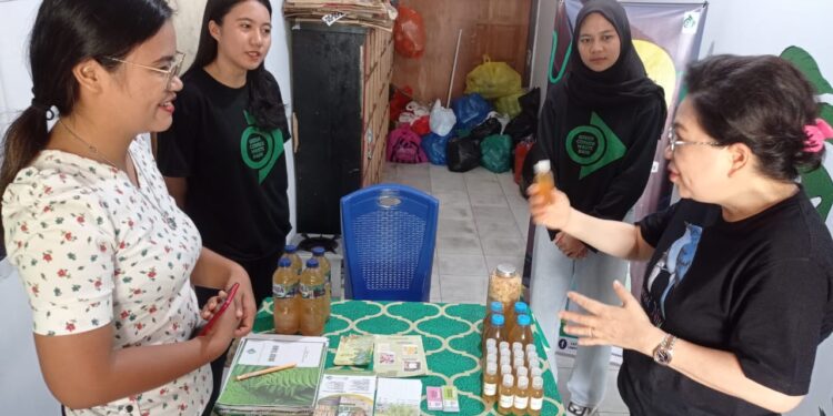 Foto: PJ. Bupati Sangihe, dr. Rinny Tamuntuan melihat produk-produk Bank Sampah Green Corner LKP. Sangihe Learning Center. (Dok. Rendy/Barta1)