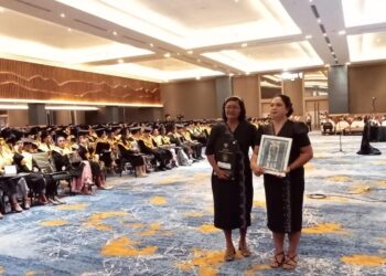 Isak Tangis Pecah saat Ijazah Joshua Ursinus Rondonuwu Diambil Ibunya