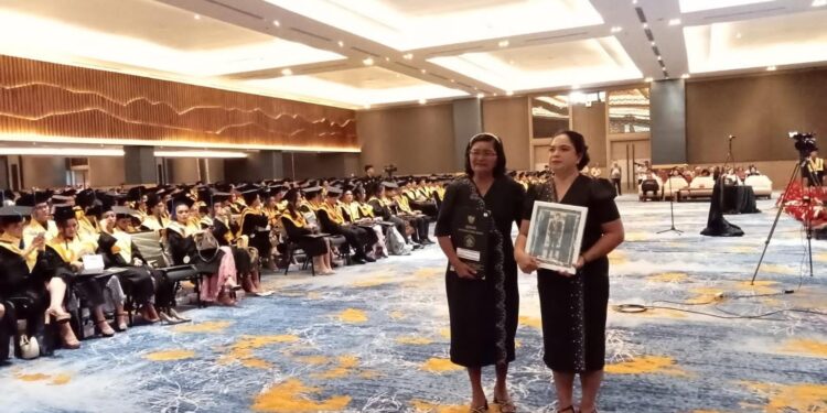 Isak Tangis Pecah saat Ijazah Joshua Ursinus Rondonuwu Diambil Ibunya