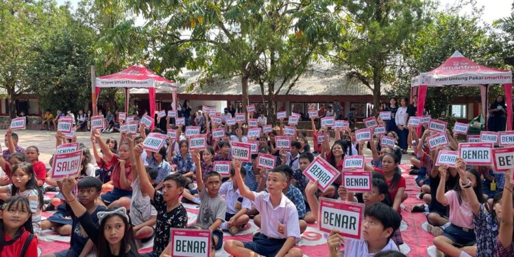 Berlangsungnya quis yang diselenggarakan oleh Smartfren dalam memeriahkan ulang tahun ke- 34 SMPN 7 Manado.