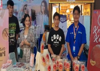 Sejumlah Mahasiswa yang tergabung dalam Wirausaha Merdeka sedang mengikuti pameran.