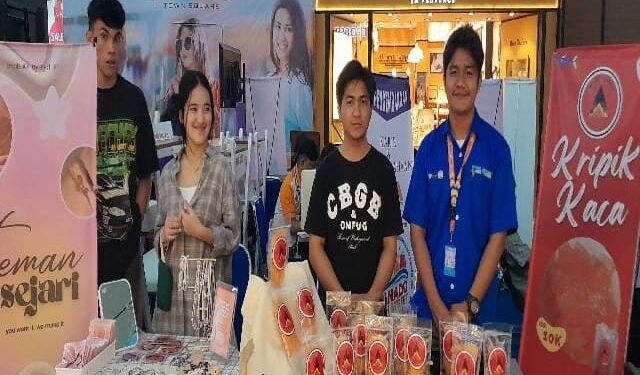 Sejumlah Mahasiswa yang tergabung dalam Wirausaha Merdeka sedang mengikuti pameran.