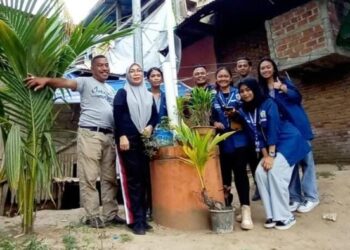 Dosen dan mahasiswa peneliti DEWS (Foto istimewa)