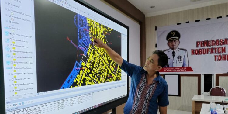 Mad Syarief saat memberikan arahan penentuan segmen batas desa (Foto istimewa)