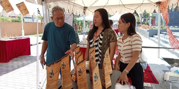 Wakil Direktur Bidang Kemahasiswaan Selvie Kalele dan Dosen Administrasi Bisnis DR Robby T Mamusung, SE., MM saat memantau wirausaha merdeka (Foto Meikel Barta1.com).