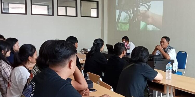 Instruktur Drone Mad Syarief saat memberikan pemahaman tentang drone kepada mahasiswa Jurusan Teknik Sipil Polimdo (Foto Meikel Barta1.com)