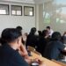 Instruktur Drone Mad Syarief saat memberikan pemahaman tentang drone kepada mahasiswa Jurusan Teknik Sipil Polimdo (Foto Meikel Barta1.com)