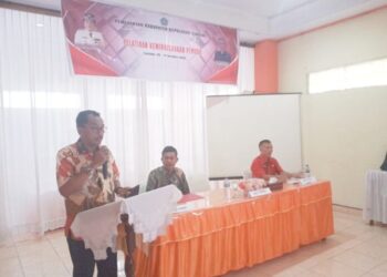 Foto: Asisten I Setda Sangihe, Johanis Pilat membuka pelatihan kewirausahaan. (Dok. Istimewa)