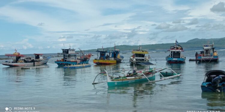 Perahu penangkap ikan yang terparkir di pelabuhan Lawasan, Salibabu.