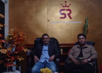 Personil SR Law Firm, Sunarto Bataria, S.H bersama Rifky Dwi Putra Ambuliling, S.H., M.H