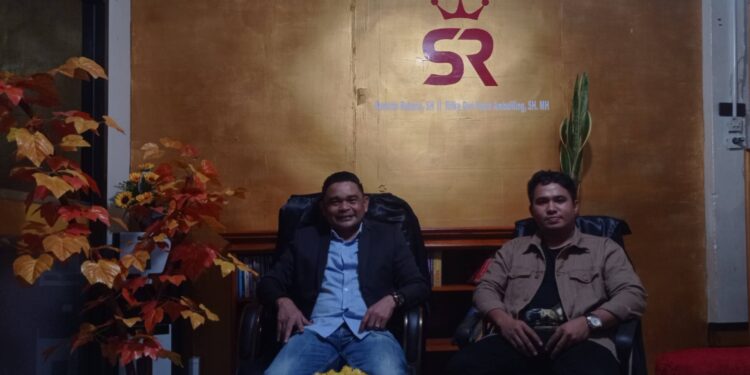 Personil SR Law Firm, Sunarto Bataria, S.H bersama Rifky Dwi Putra Ambuliling, S.H., M.H