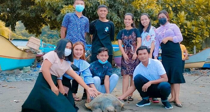Pemuda GMIM Ebenhaezer menyelamatkan Penyu dari pemburu. (foto: Barta1/Meikel Pontolondo)