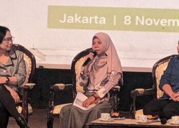 Penggerak Kelompok Perempuan Pulau Pari bercerita tentang kerusakan di wilayahnya akibat korporasi. (foto: SIEJ)