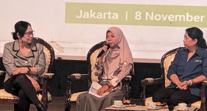 Penggerak Kelompok Perempuan Pulau Pari bercerita tentang kerusakan di wilayahnya akibat korporasi. (foto: SIEJ)