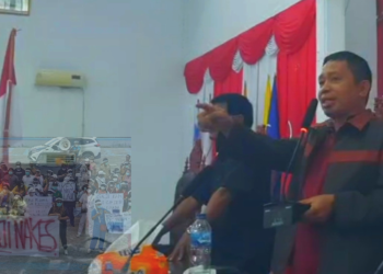 Ketua DPRD Kabupaten Kepulauan Talaud, Semuel Bentian, S.H., M.H saat menerima massa aksi.
