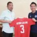 Wawali Manado Richard Sualang menerima bingkisan seragam dari manajemen Sulut United. (foto: SU)