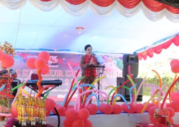 Foto: PJ. Bupati Sangihe, dr. Rinny Tamuntuan menyampaikan sambutan di Dies Natalis ke-33 SMK N 3 Tahuna. (Dok. Istimewa)