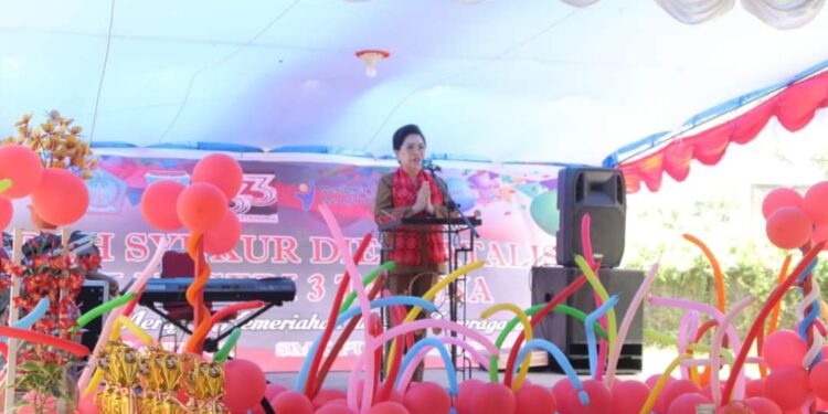 Foto: PJ. Bupati Sangihe, dr. Rinny Tamuntuan menyampaikan sambutan di Dies Natalis ke-33 SMK N 3 Tahuna. (Dok. Istimewa)