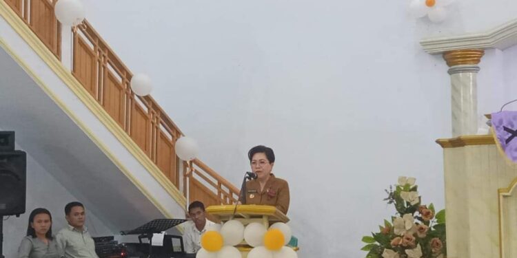 Foto: Pj. Bupati Sangihe menyampaikan sambutan dalam HUT GMIST Nazaret Lesa. (Dok. Istimewa)