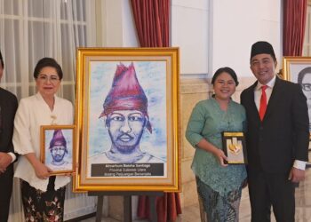 Foto: PJ. Bupati Sangihe dr. Rinny Tamuntuan bersama ahli waris pahlawan nasional Bataha Santiago di Istana Negara. (Dok. Istimewa)