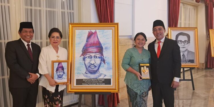 Foto: PJ. Bupati Sangihe dr. Rinny Tamuntuan bersama ahli waris pahlawan nasional Bataha Santiago di Istana Negara. (Dok. Istimewa)