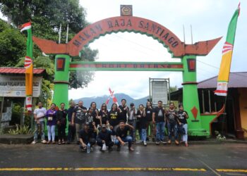 Foto: Sebagian dari anggota Save Sangihe Island berdiri di depan makam pahlawan nasional Bataha Santiago. (Dok. Istimewa)