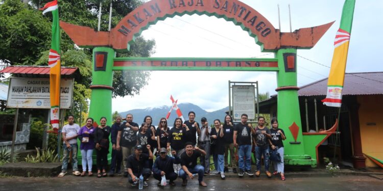 Foto: Sebagian dari anggota Save Sangihe Island berdiri di depan makam pahlawan nasional Bataha Santiago. (Dok. Istimewa)
