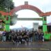 Foto: Sebagian dari anggota Save Sangihe Island berdiri di depan makam pahlawan nasional Bataha Santiago. (Dok. Istimewa)