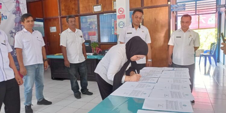 Foto: Penandatanganan Pakta Integritas Netralitas ASN di Dinas Kominfo Kabupaten Kepulauan Sangihe. (Dok. Istimewa)