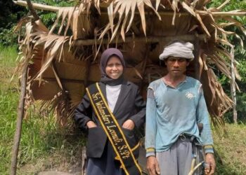 Foto: Sri Wulandari Lomuli (28) bersama Han Lomuli, ayah kebanggaannya yang tak bisa melihat sejak kecil. (Dok. Istimewa)