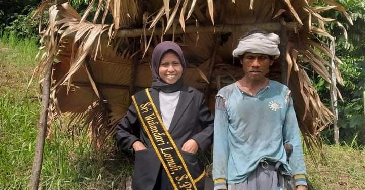 Foto: Sri Wulandari Lomuli (28) bersama Han Lomuli, ayah kebanggaannya yang tak bisa melihat sejak kecil. (Dok. Istimewa)
