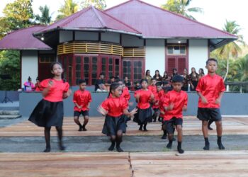 Foto: Penampilan tarian Empat Wayer anak-anak pada pembukaan Festival Rumah Raja Manganitu. (Dok. Rendy/Barta1)
