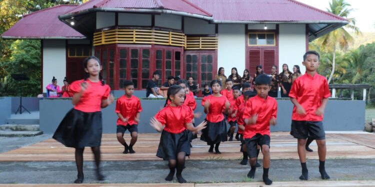 Foto: Penampilan tarian Empat Wayer anak-anak pada pembukaan Festival Rumah Raja Manganitu. (Dok. Rendy/Barta1)