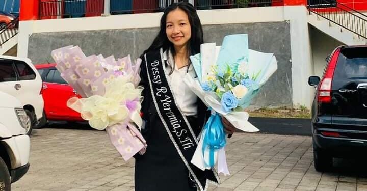 Foto: Dessy Ratu Yeremia saat menyelesaikan studinya di Fakultas Teologi Universitas Kristen Indonesia Tomohon (Yayasan Dominee Albertus Zakarias Roentoerambi Wenas). (Dok. Istimewa)