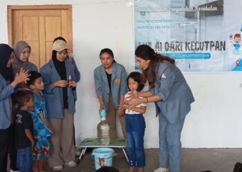 Mahasiswa FKM Saat Mengajarkan Cara Mencuci Tangan Yang Baik Kepada Anak-Anak. (Foto: Meikel/barta1