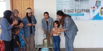 Mahasiswa FKM Saat Mengajarkan Cara Mencuci Tangan Yang Baik Kepada Anak-Anak. (Foto: Meikel/barta1