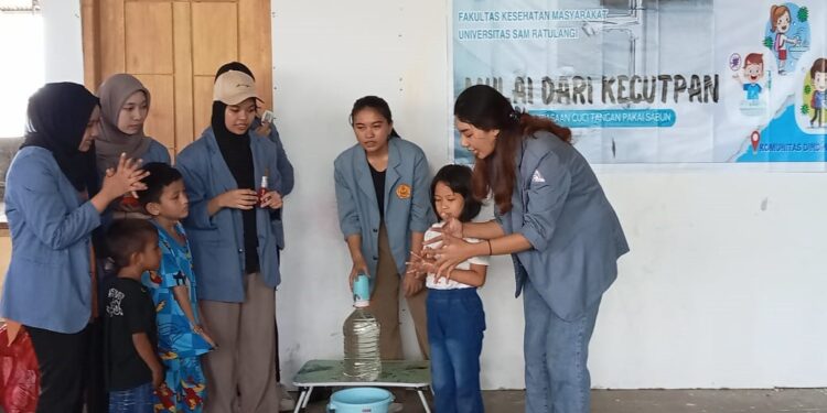 Mahasiswa FKM Saat Mengajarkan Cara Mencuci Tangan Yang Baik Kepada Anak-Anak. (Foto: Meikel/barta1