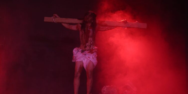 Foto: Lakon penyaliban Kristus dalam naskah Pateor karya Iverdixon Tinungki. (Dok. Istimewa)