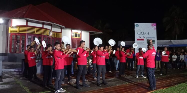 Foto: Penampilan musik bambu dalam penutupan Festival Rumah Raja Manganitu 2023. (Dok. Rendy/Barta1)