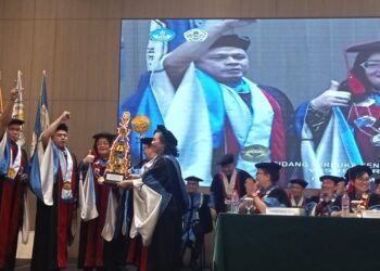 Penyerahan piala bergilir oleh Diretur Polimdo Dra Mareyke Alelo MBA kepada Ketua dan Sekretaris Jurusan Elektro. (Foto: meikel/barta1)