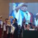 Penyerahan piala bergilir oleh Diretur Polimdo Dra Mareyke Alelo MBA kepada Ketua dan Sekretaris Jurusan Elektro. (Foto: meikel/barta1)