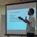 Akademisi Unima Johny Taroreh menyampaikan berbagai potensi pelanggaran dalam proses pendistribusian logistik Pemilu. (foto: Barta1)