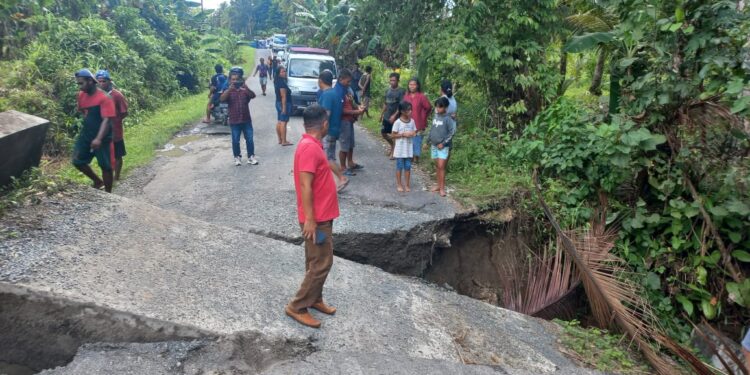 Ketua DPRD Kabupaten Kepulauan Talaud, Semuel Bentian, S.H., M.H saat mendatangi lokasi gorong - gorong yang amblas.