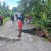 Ketua DPRD Kabupaten Kepulauan Talaud, Semuel Bentian, S.H., M.H saat mendatangi lokasi gorong - gorong yang amblas.