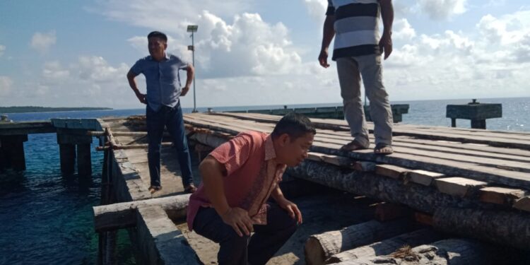 Ketua DPRD Kabupaten Kepulauan Talaud, Semuel Bentian, S.H., M.H saat meninjau kondisi dermaga Marampit.