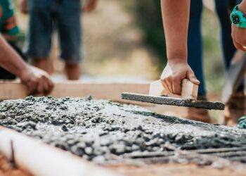 Ilustrasi pekerja jasa konstruksi. (Foto: pexels)