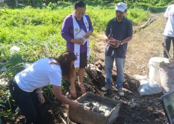 Peletakan batu pertama simbol pembangunan gapura masuk ke Desa Klabat. (foto: dokumentasi Julkifli Madina-Pinontoan)